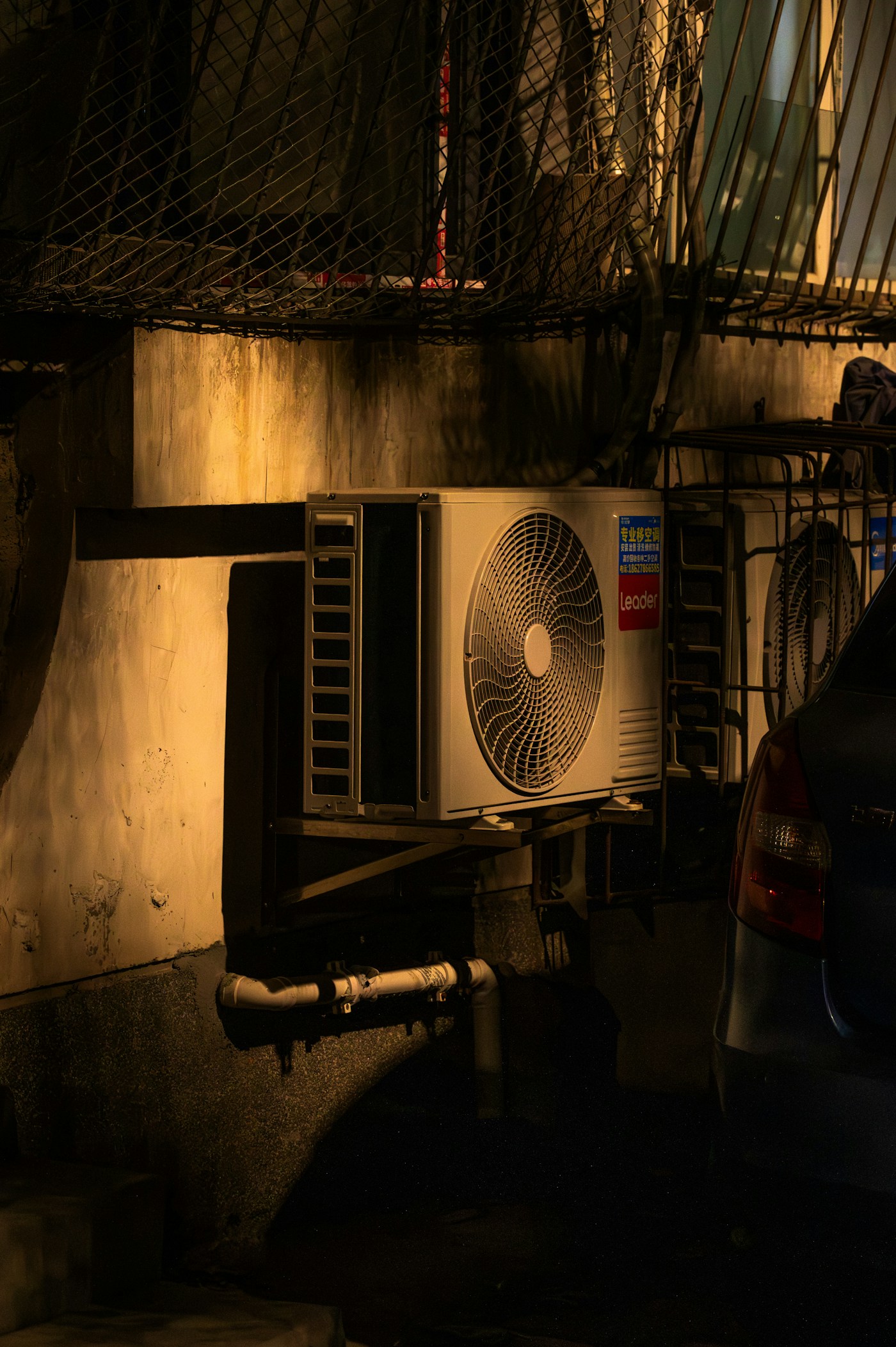 Wall-mounted outdoor air conditioning unit